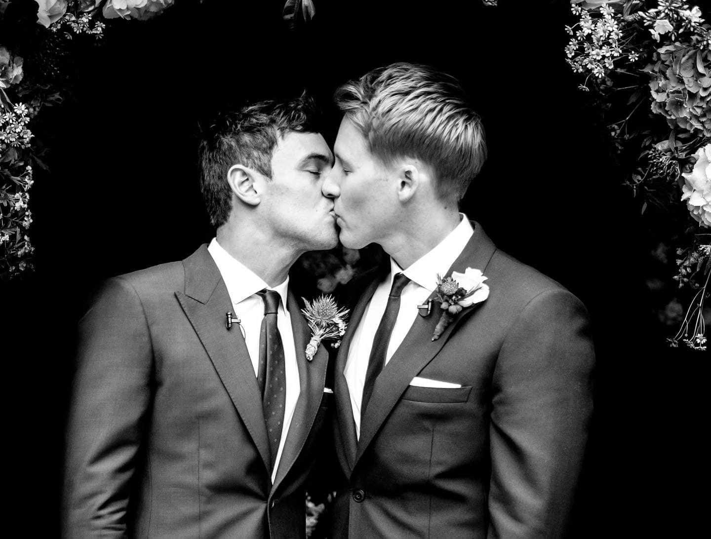 英跳水金童 Tom Daley 慶祝結婚五週年! 超可愛 4 歲兒子長大啦-NICEOLO