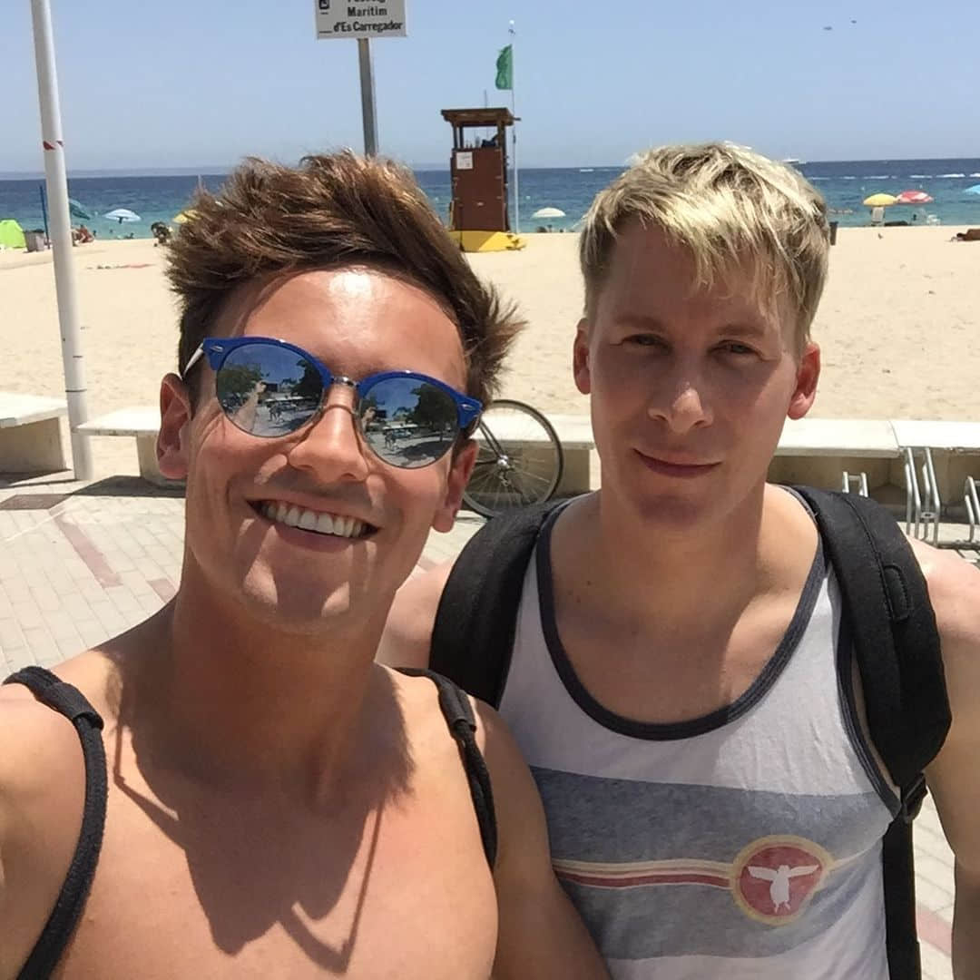 英跳水金童 Tom Daley 慶祝結婚五週年! 超可愛 4 歲兒子長大啦-NICEOLO