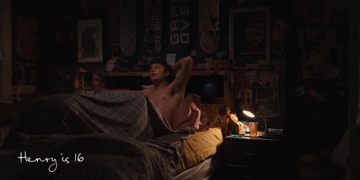 穿越時空的能力怎麼用? 《時空旅人之妻》主角 Theo James 示範「自已口自己!」-NICEOLO
