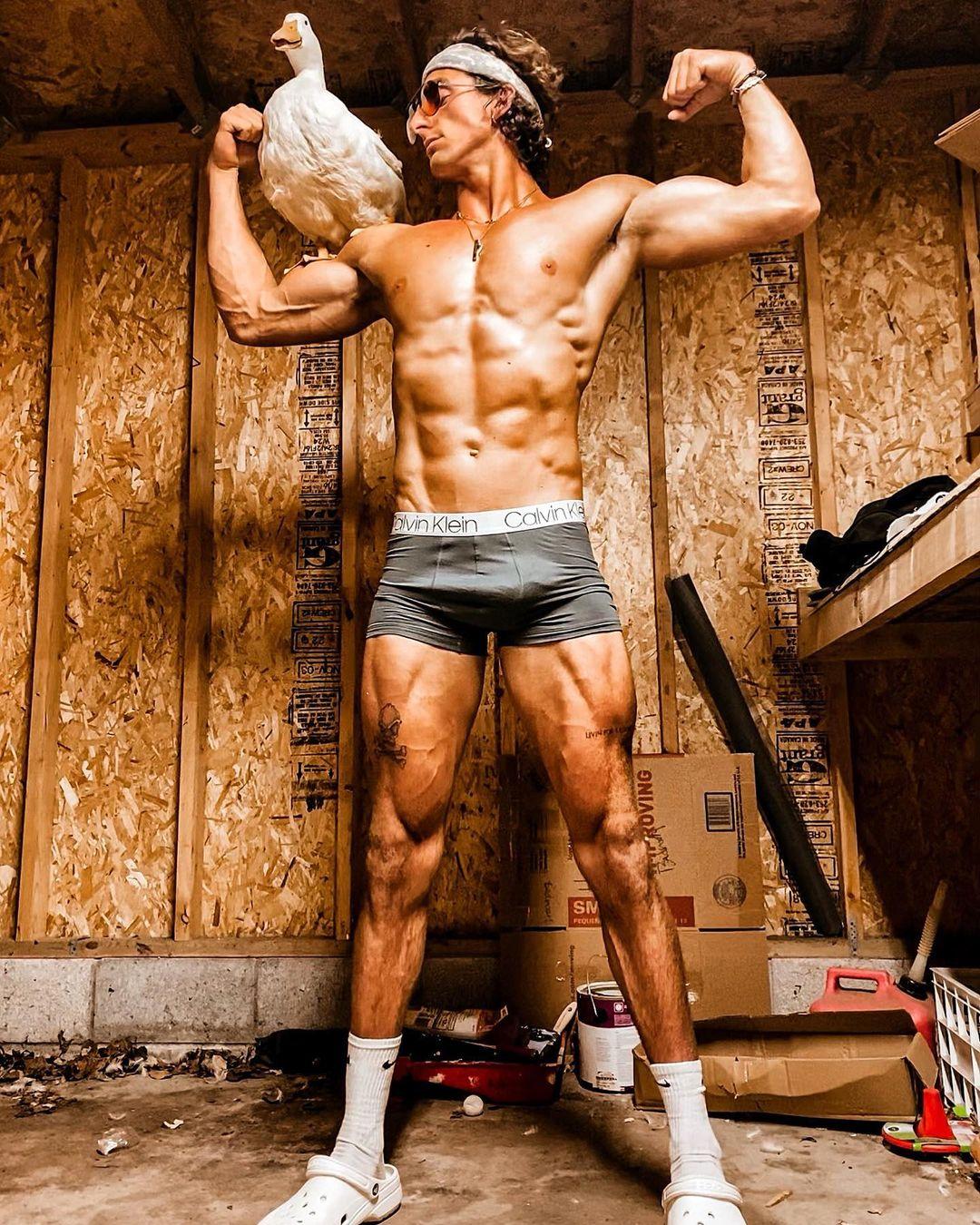 週一品肌肉|就愛跟寵物鴨黏TT!奇葩影片紅翻天的怪咖肌肉哥:Too Turnt Tony-NICEOLO