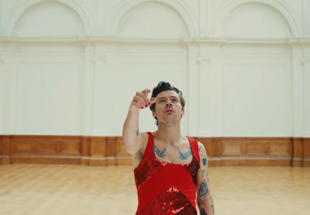 Harry Styles 主演同志電影《My Policeman》 大方分享：「我有露屁屁啦！」-NICEOLO