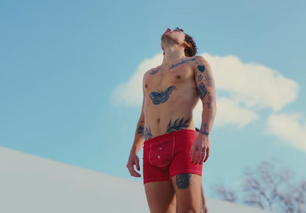 Harry Styles 主演同志電影《My Policeman》 大方分享：「我有露屁屁啦！」-NICEOLO