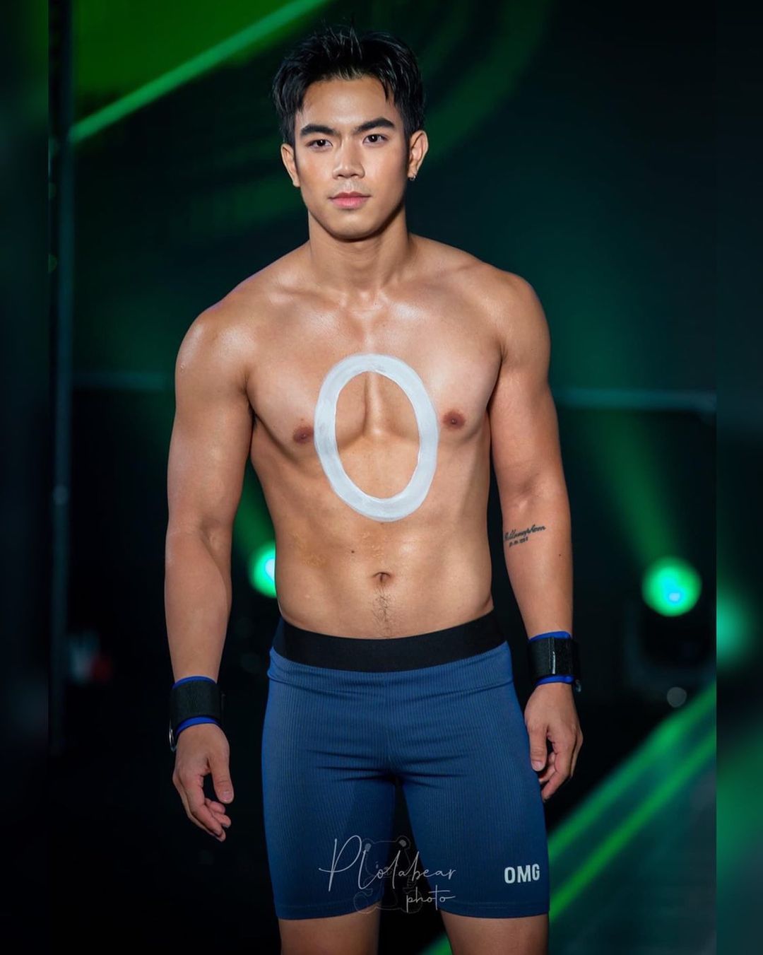 週一品肌肉|濃顏系男孩!有麵包魂的獨立歌手:Mos-NICEOLO