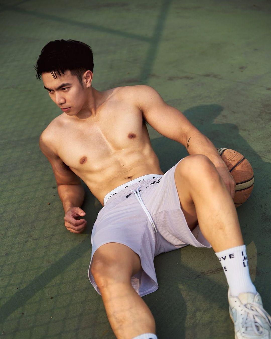 週一品肌肉|濃顏系男孩!有麵包魂的獨立歌手:Mos-NICEOLO
