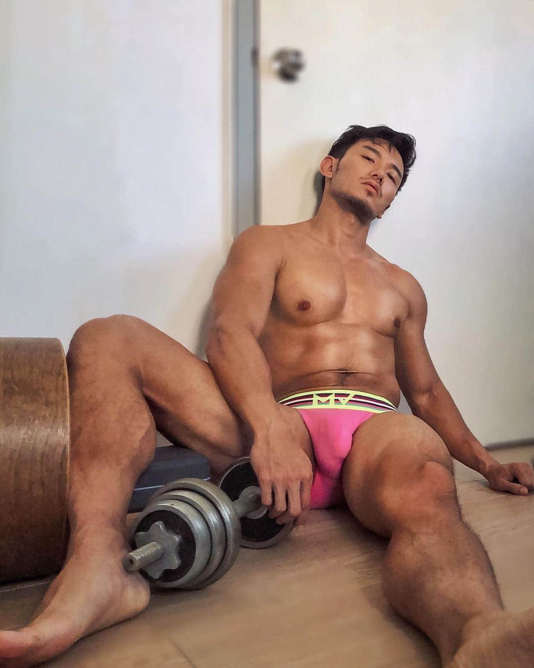 週一品肌肉|姿勢一百分!熱愛漁網裝的辣個男人:freer-NICEOLO
