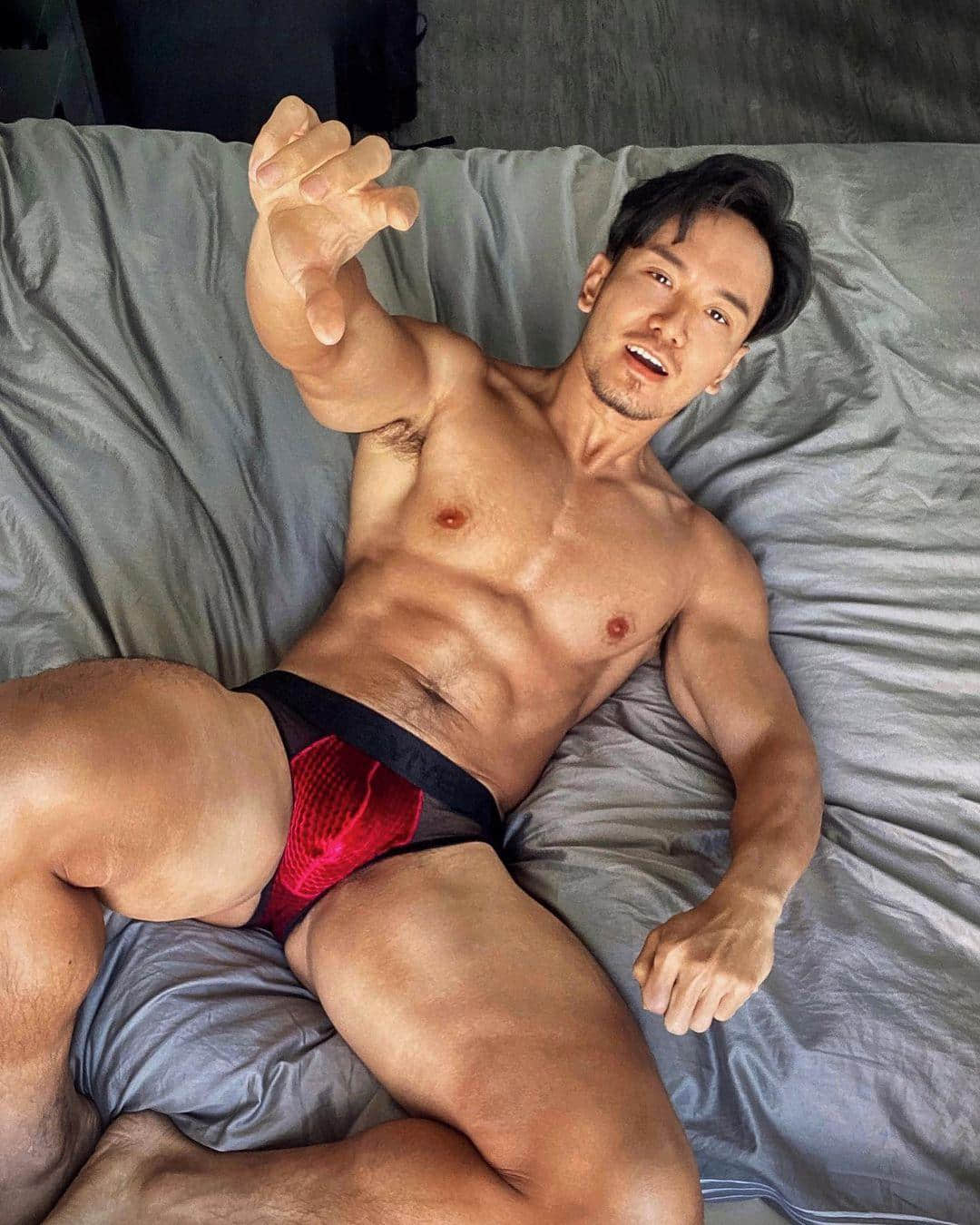 週一品肌肉|姿勢一百分!熱愛漁網裝的辣個男人:freer-NICEOLO