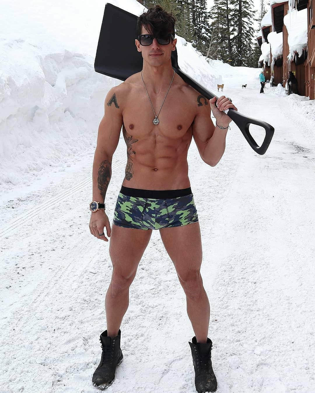 週一品肌肉|曾是無家可歸街友!美肌肉男星刺青秀拚搏精神:Tyler James-NICEOLO