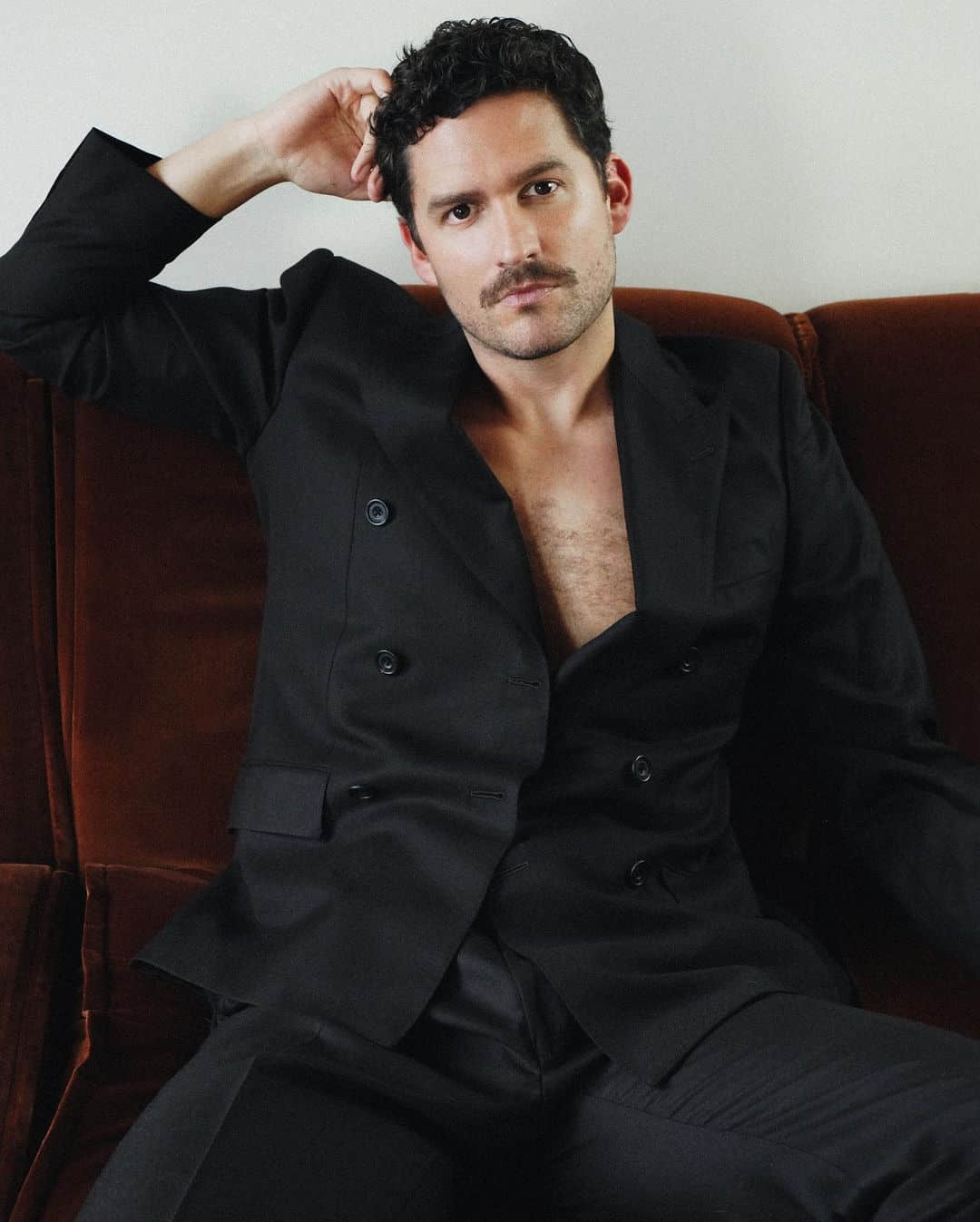 《分裂》恐怖片名導奈·沙馬蘭推新作 同志男神情侶將被困於秘境小屋廝殺？-NICEOLO