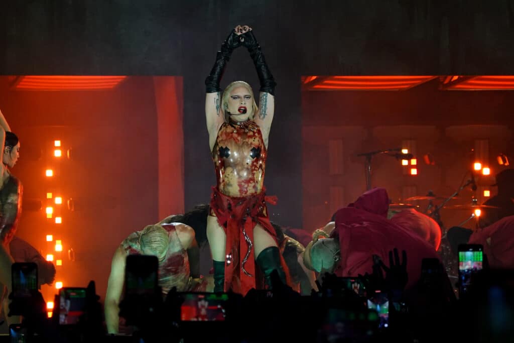 Lady Gaga 演唱會霸氣喊話:「美國政客,別亂動同志婚姻!」-NICEOLO