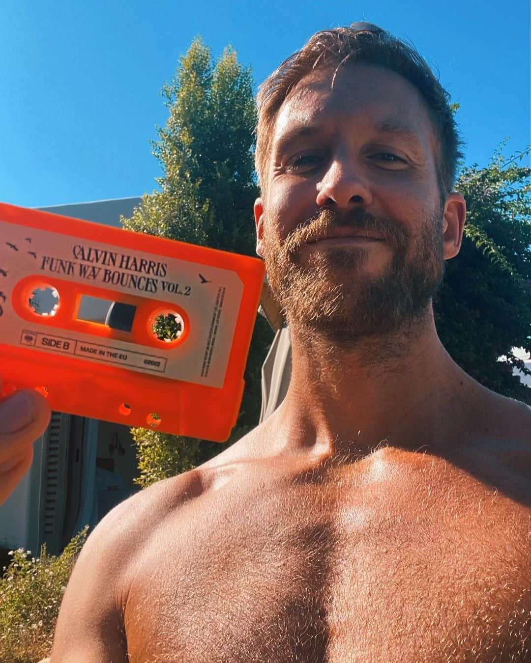英國電音金童 Calvin Harris 上空秀肌 宣傳新專輯-NICEOLO