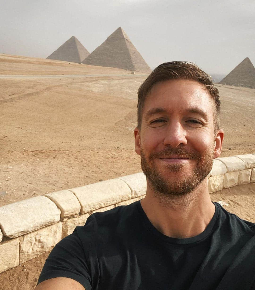 英國電音金童 Calvin Harris 上空秀肌 宣傳新專輯-NICEOLO