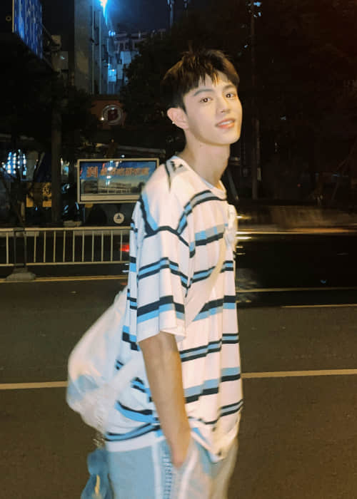 男星劉聰大方出櫃！？ 直播送未來男友生日花束 更突襲羞親臉頰-NICEOLO