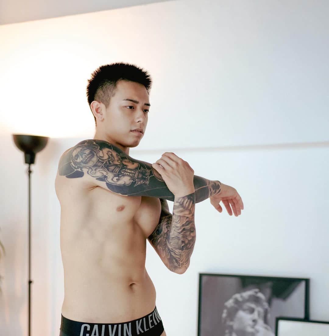 Titus Low 因重返 OnlyFans 被判入獄:「這種禁令持續下去是很不公平的。」-NICEOLO