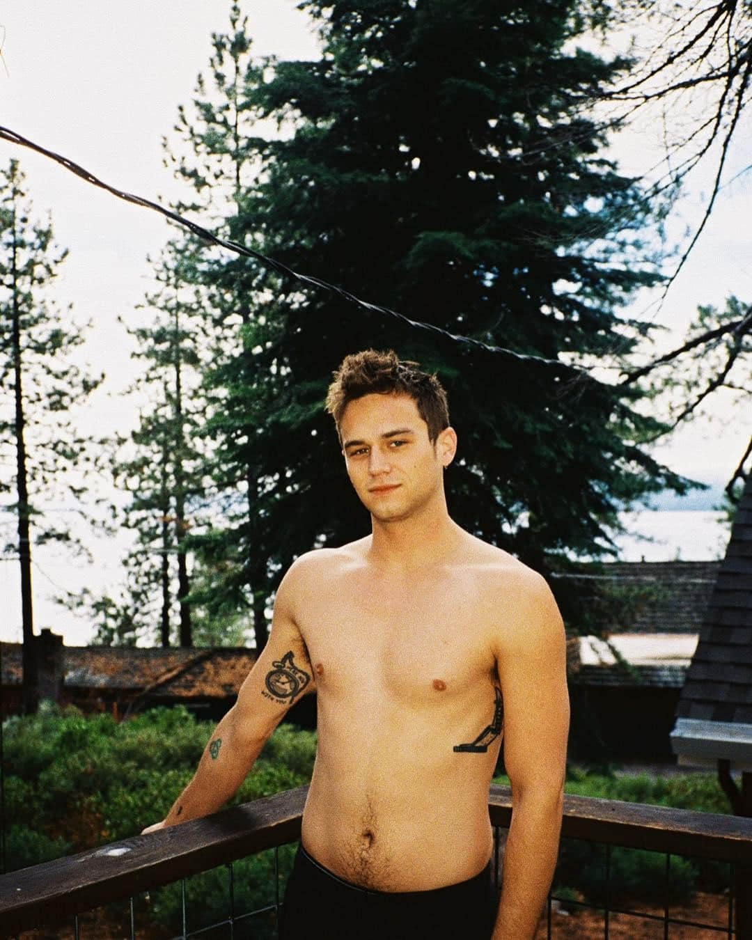 《漢娜的遺言》同志演員 Brandon Flynn 主演翻拍經典恐怖片《養鬼吃人》-NICEOLO