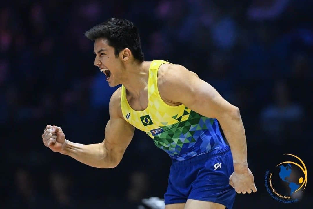 巴西天菜體操選手 Arthur Nory 再奪牌 輕吻獎牌的陽光笑容連播報員都激動！-NICEOLO