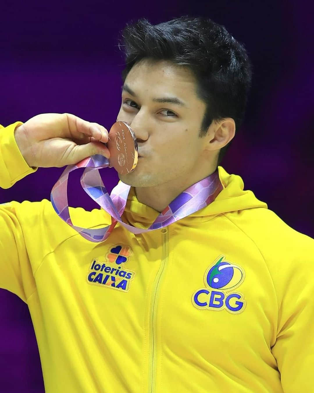 巴西天菜體操選手 Arthur Nory 再奪牌 輕吻獎牌的陽光笑容連播報員都激動！-NICEOLO