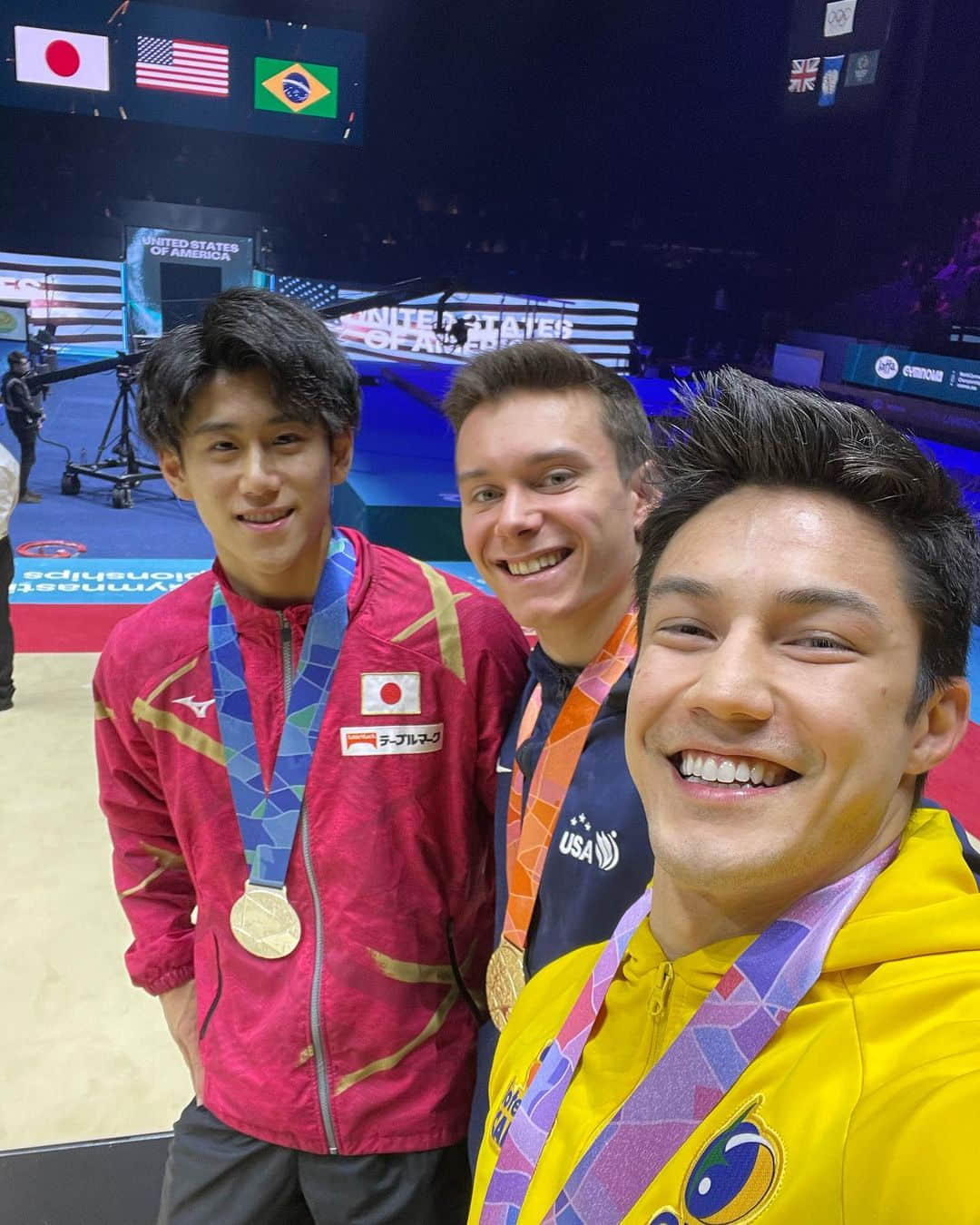巴西天菜體操選手 Arthur Nory 再奪牌 輕吻獎牌的陽光笑容連播報員都激動！-NICEOLO