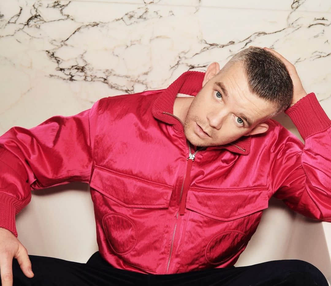 英國同志天菜 Russell Tovey 飾《美恐》深櫃警察 私下則與男友愛得相當高調!-NICEOLO