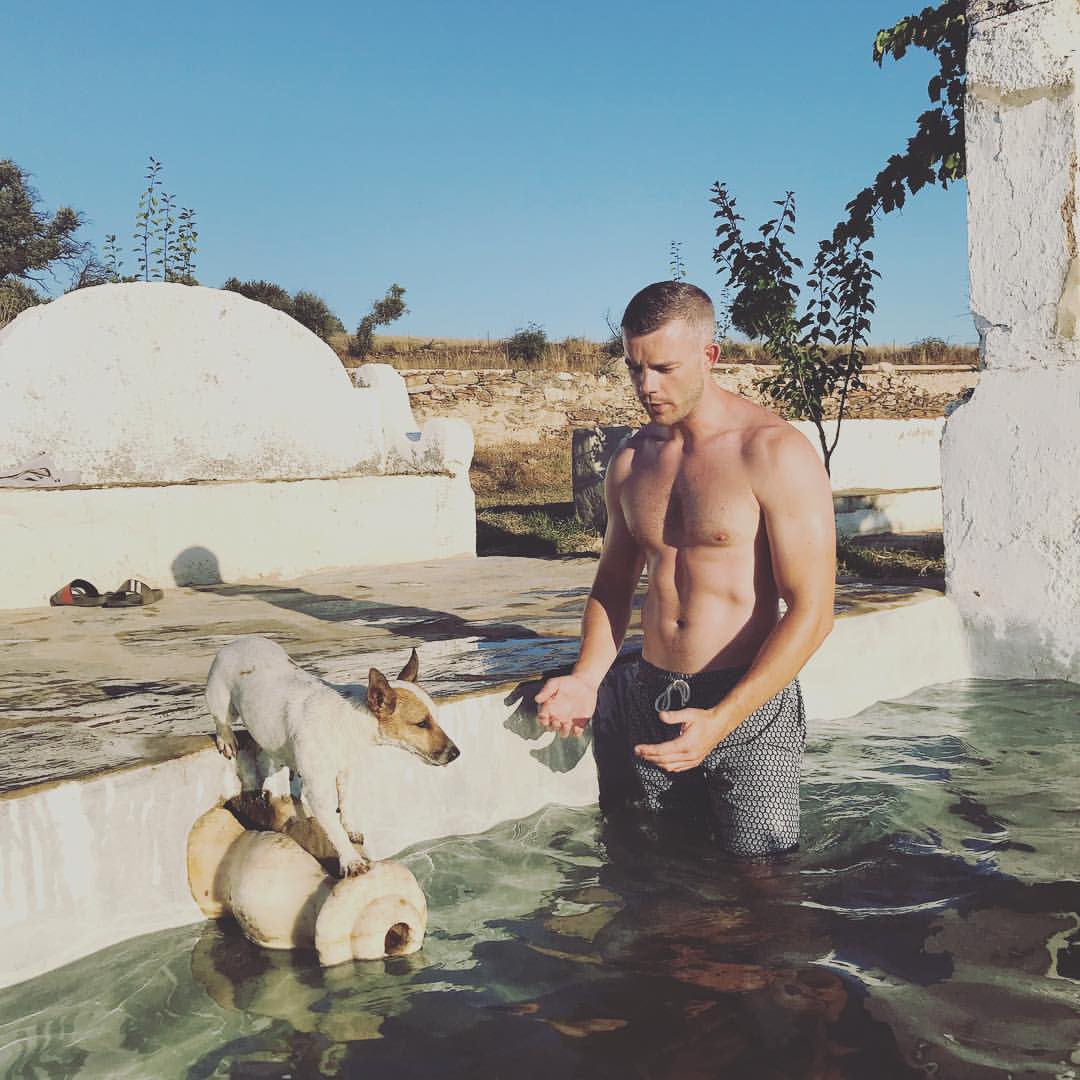 英國同志天菜 Russell Tovey 飾《美恐》深櫃警察 私下則與男友愛得相當高調!-NICEOLO