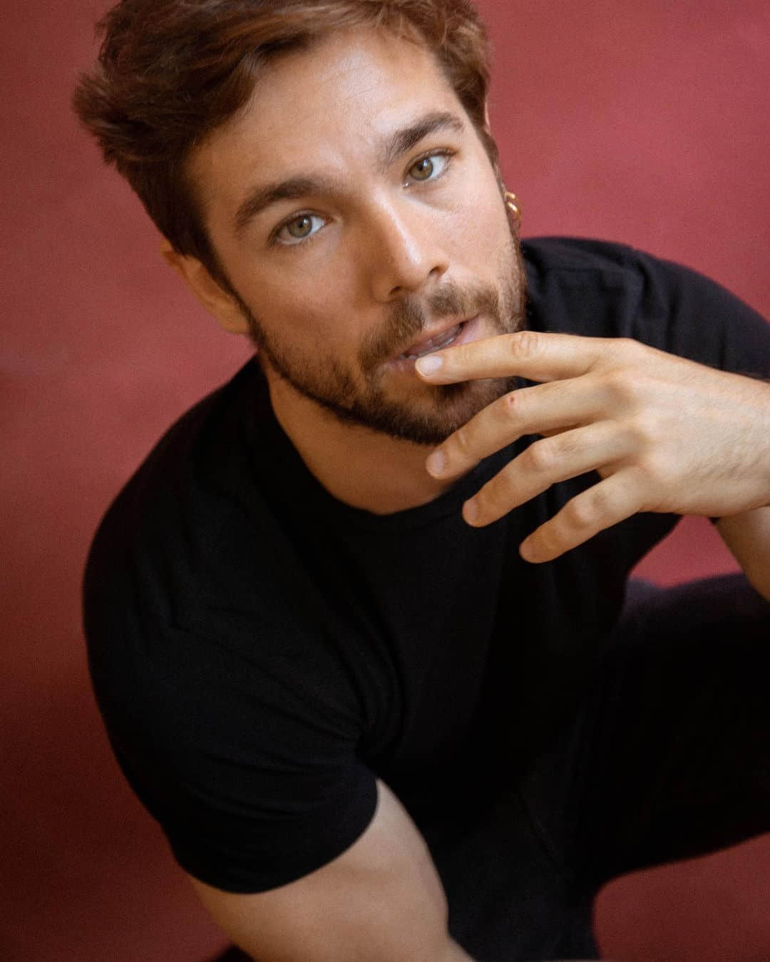 Carlos Cuevas 主演 Netflix 同志影集《微笑表錯情》 經典全裸鏡頭深得觀眾的心！-NICEOLO