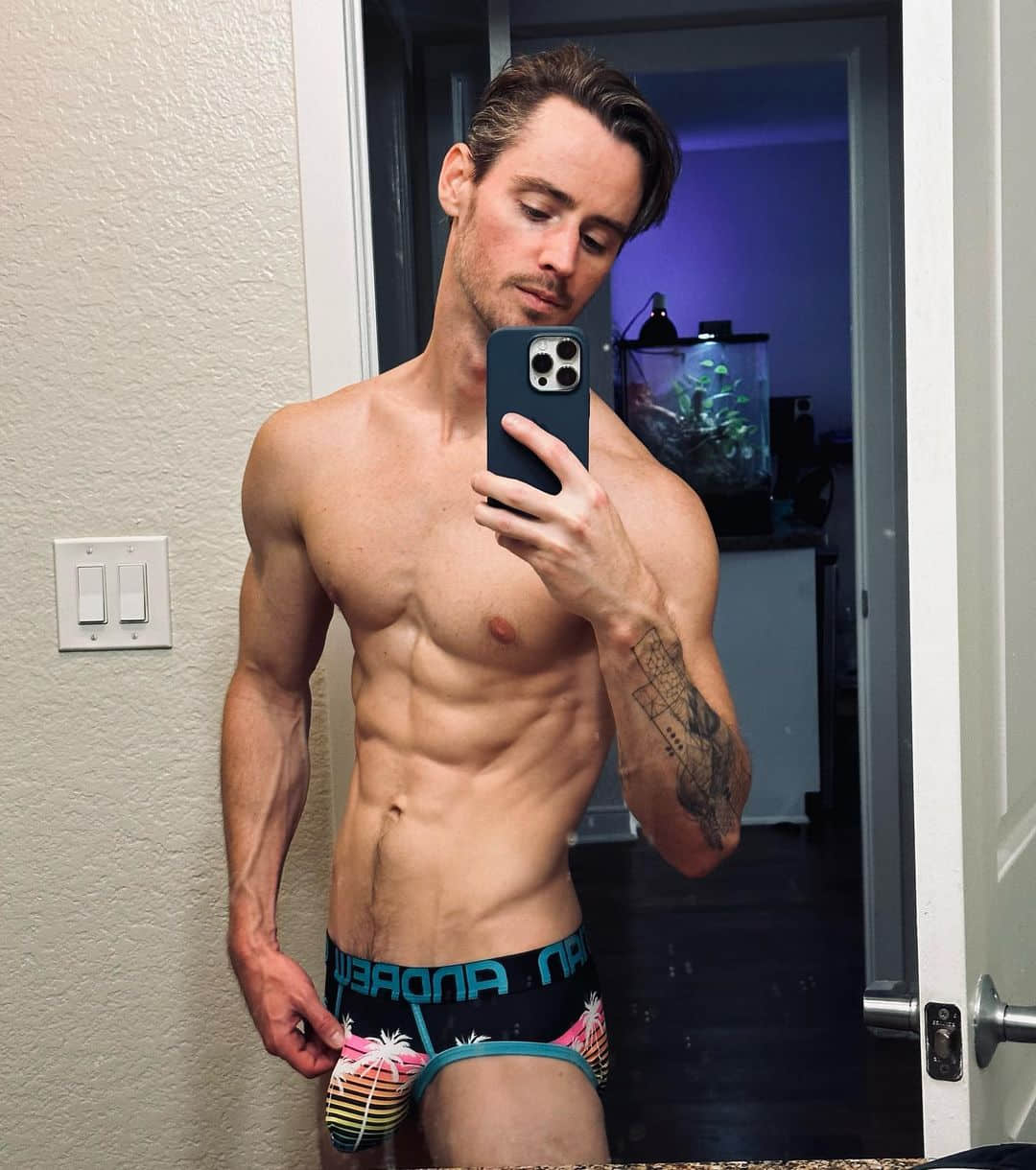迪士尼童星自曝下海關鍵:「與其讓裸照外流被批評,不如自營 OnlyFans 大方賺!」-NICEOLO