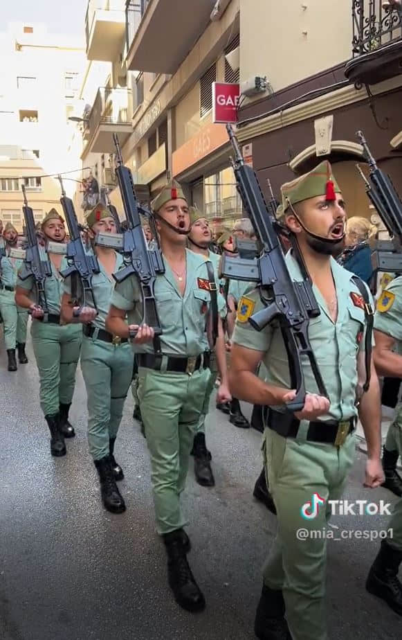西班牙軍團閱兵太壯觀 胸肌巨根撐爆緊身軍裝!-NICEOLO