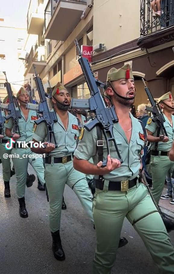 西班牙軍團閱兵太壯觀 胸肌巨根撐爆緊身軍裝!-NICEOLO