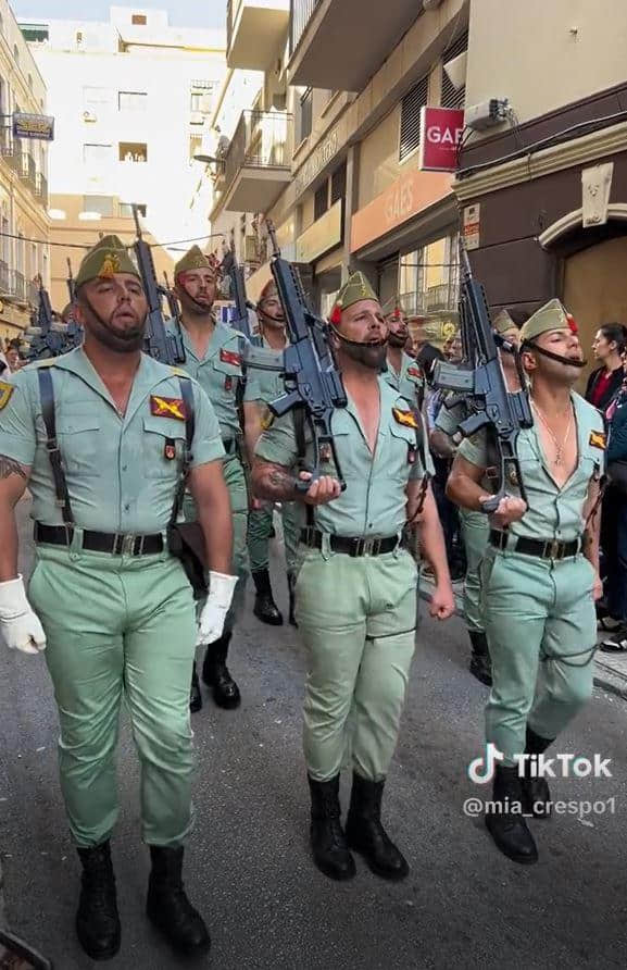西班牙軍團閱兵太壯觀 胸肌巨根撐爆緊身軍裝!-NICEOLO