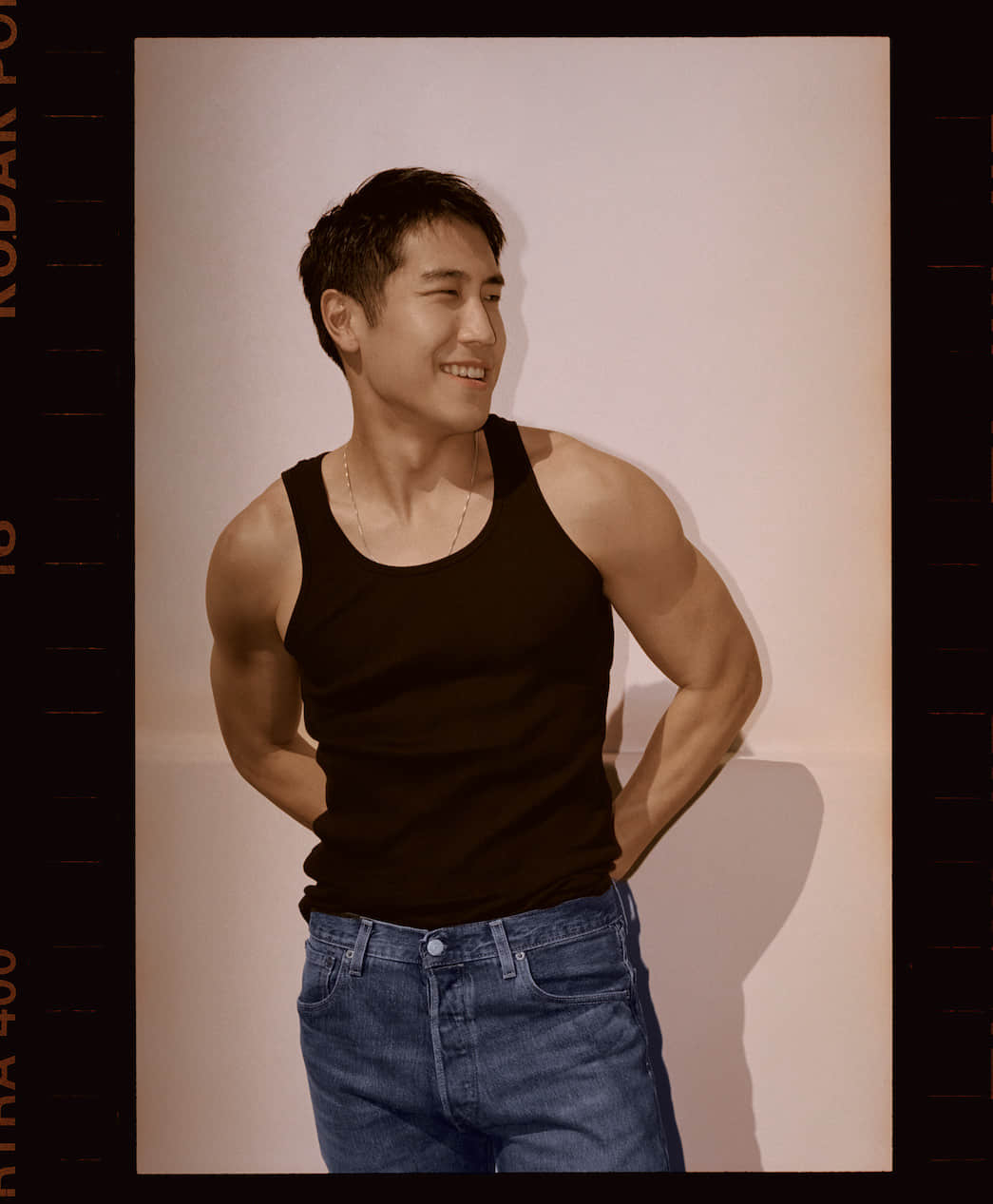Netflix 影集《怒嗆人生》不僅劇情爽度高 男主角的帥弟弟也意外吸睛！-NICEOLO