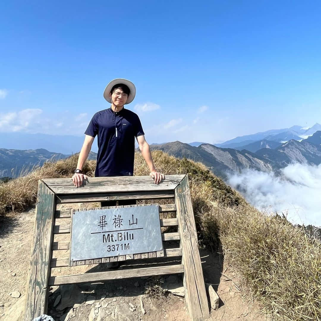 才貌雙全的鮮肉記者! 網讚:「深度報導超專業,健身增肌更誘人!」-NICEOLO