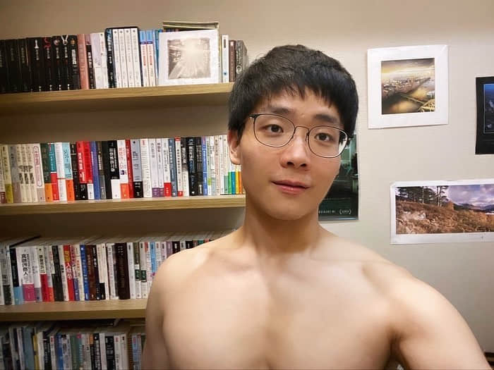 才貌雙全的鮮肉記者! 網讚:「深度報導超專業,健身增肌更誘人!」-NICEOLO