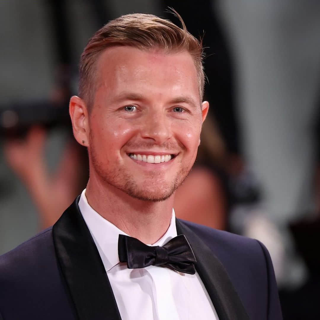 迷人大叔 Rick Cosnett 聊出櫃 與性感同志爸爸再譜浪漫喜劇-NICEOLO