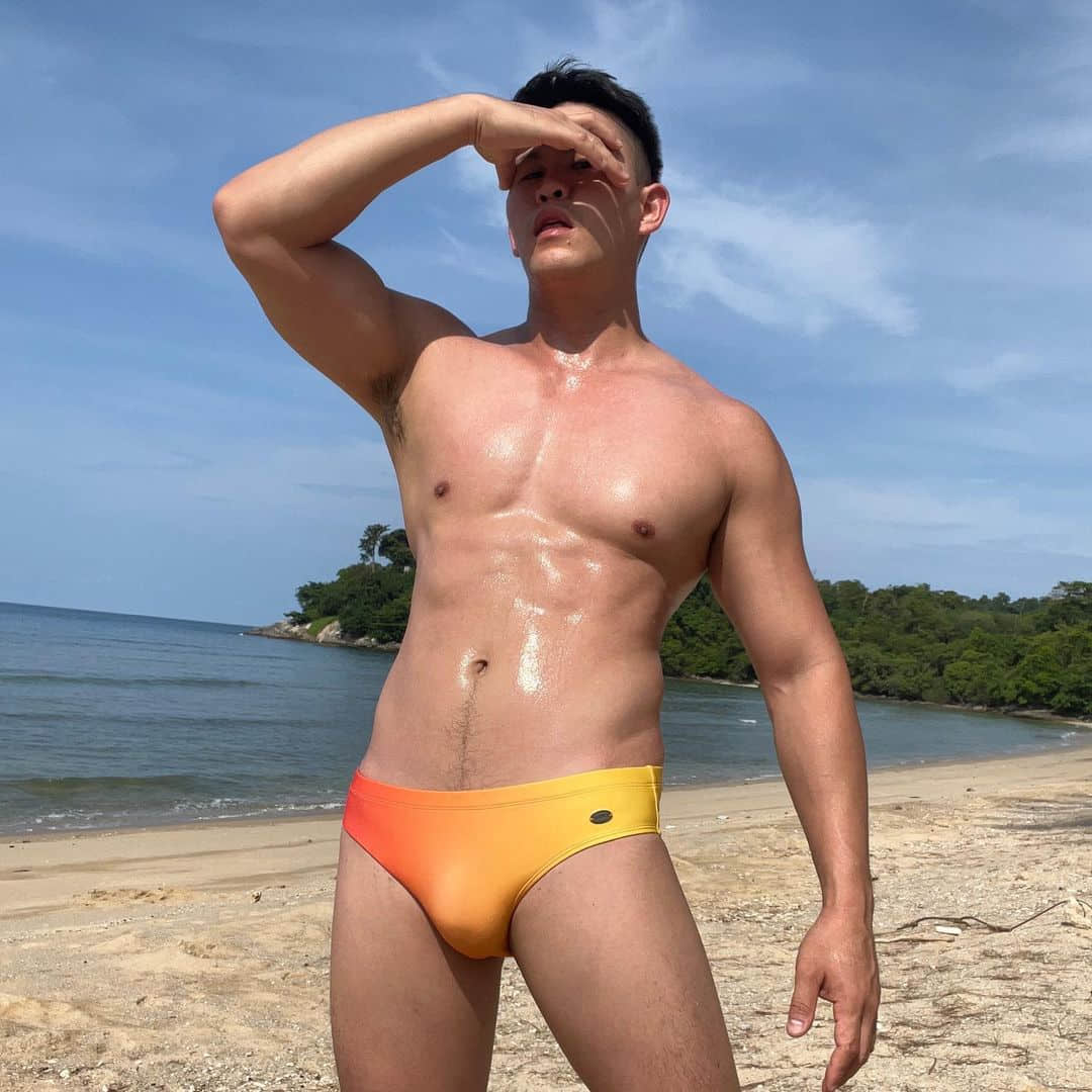 週一品肌肉|單眼皮壯熊!泰國內褲男模大秀傲人胸器:Tee-NICEOLO
