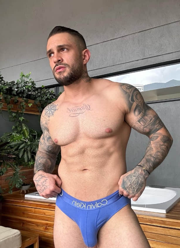 Pedro Pascal被抓包「追蹤GV男星」秒取關！半夜偷讚肉慾男歌手辣照　網熱議：偷偷藏不住！-NICEOLO