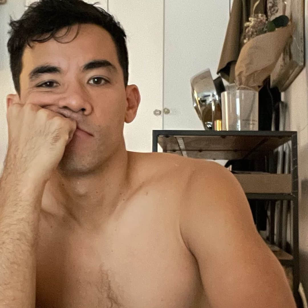 《熱戀彩虹島》同志男星 Conrad Ricamora 分享結婚喜訊-NICEOLO