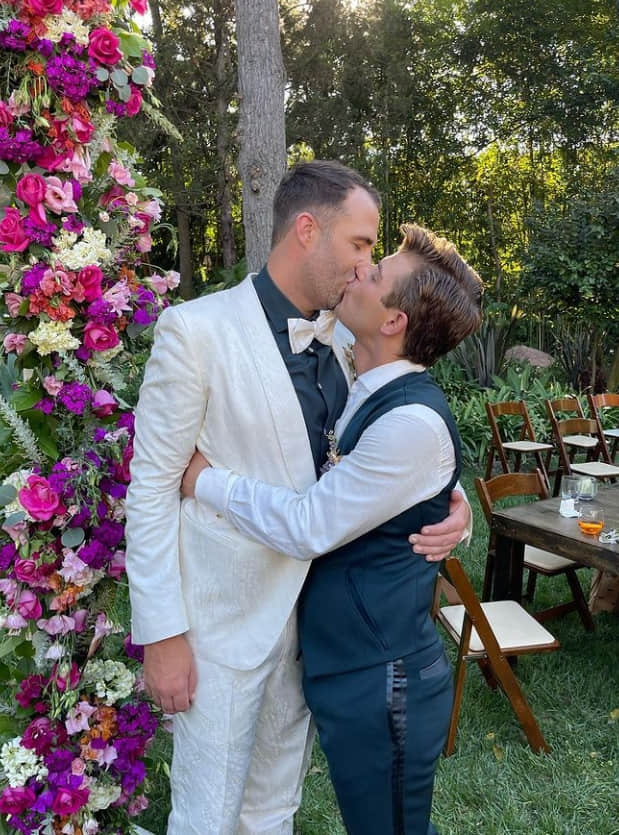 《眼鏡蛇王》Garrett Clayton曬結婚照放閃！喜慶交往12週年　老公告白文超感人-NICEOLO