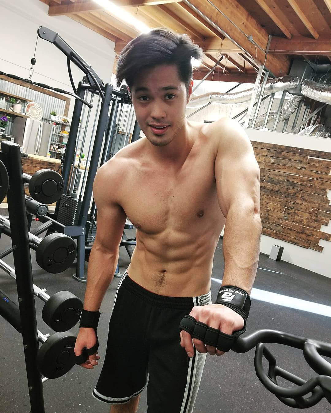 亞裔混血帥哥 Ross Butler 前進好萊塢 增肌演出格鬥選手-NICEOLO