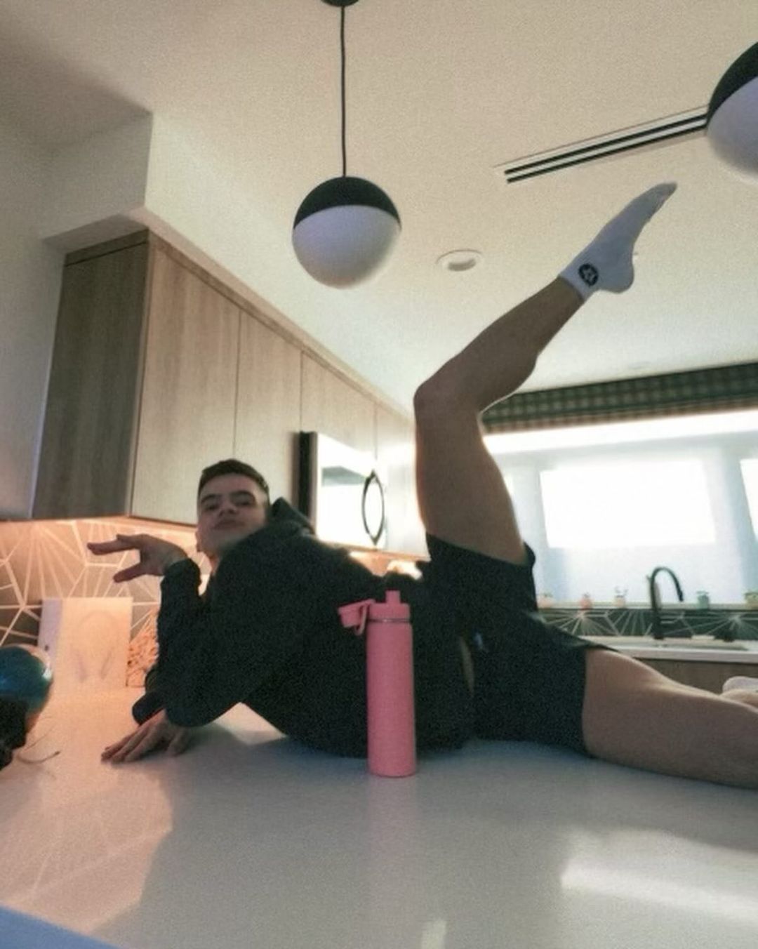 同志舞蹈教練受小甜甜布蘭妮啟發：「當初家人還因為她太辣不讓我看！」-NICEOLO