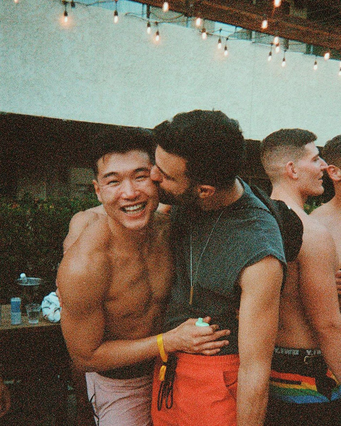 《熱戀彩虹島》Joel Kim Booster 想婚 笑稱「屌環當婚戒」-NICEOLO