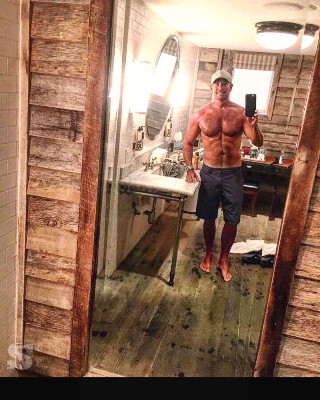 型男編劇離婚後出櫃 年過 60 歲仍維持超猛身材!-NICEOLO