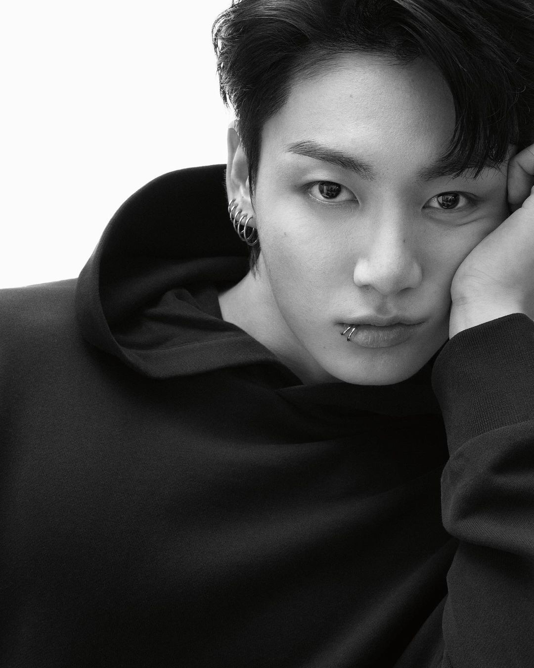 BTS 田柾國擔任 CK 代言人 大方露胸腹肌展現性感-NICEOLO