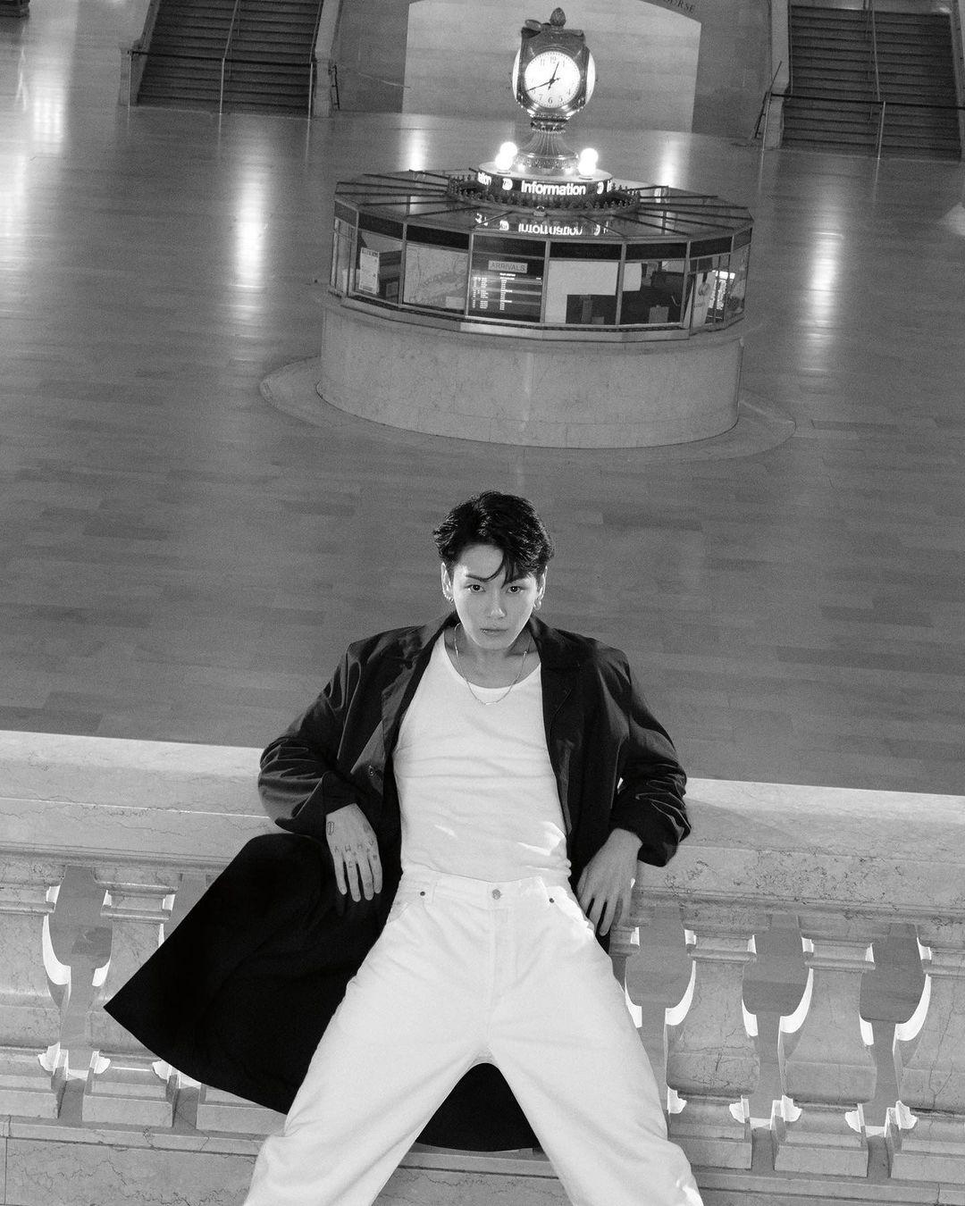 BTS 田柾國擔任 CK 代言人 大方露胸腹肌展現性感-NICEOLO
