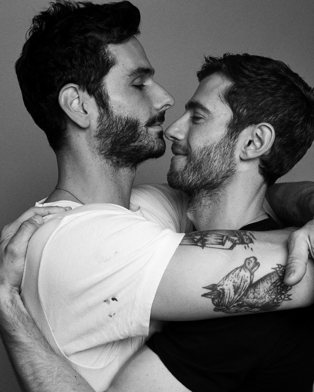 英同志男星 Julian Morris 夫夫熱戀不退燒：「他 X 的 20 年了！」-NICEOLO