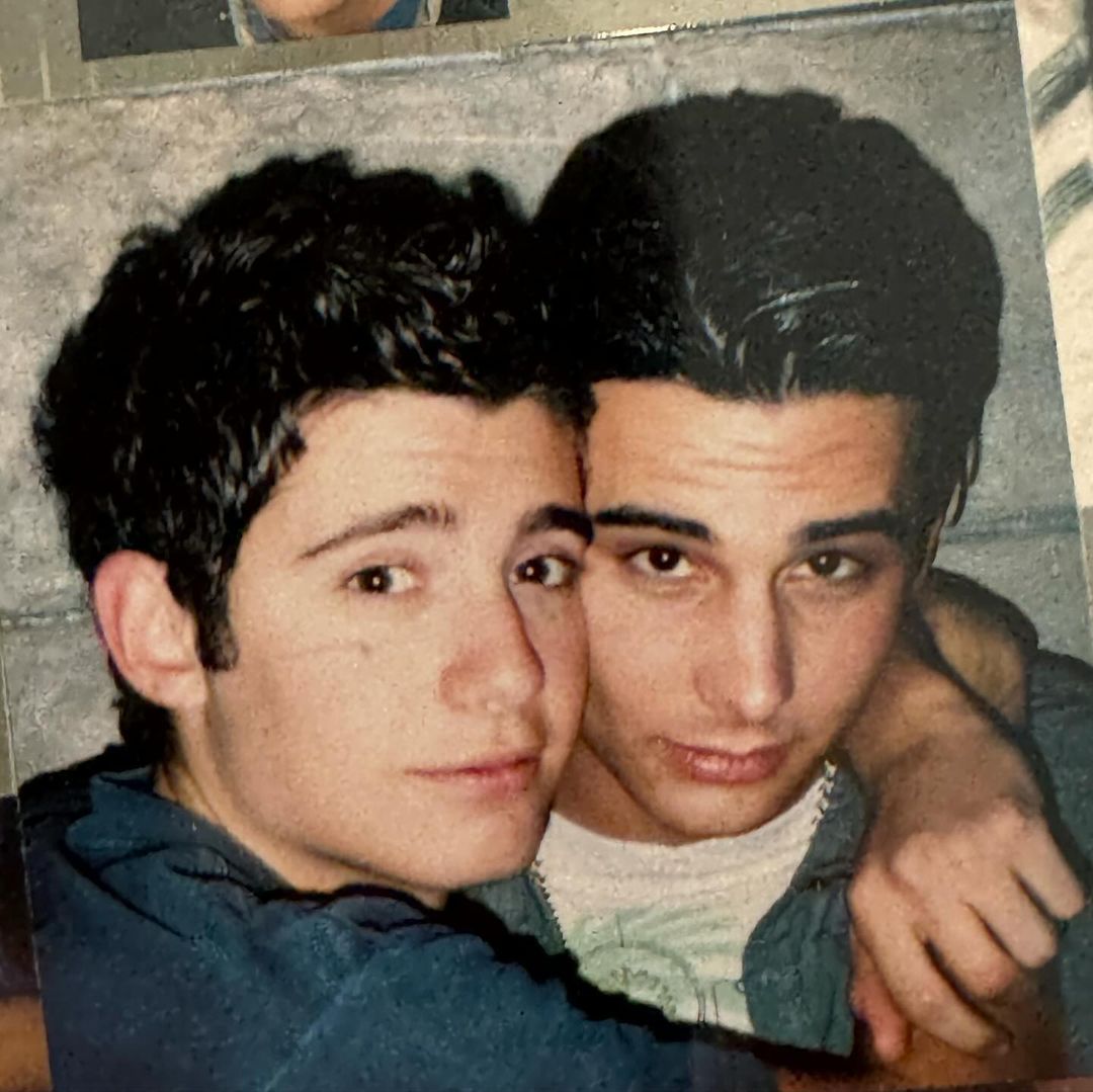 英同志男星 Julian Morris 夫夫熱戀不退燒：「他 X 的 20 年了！」-NICEOLO