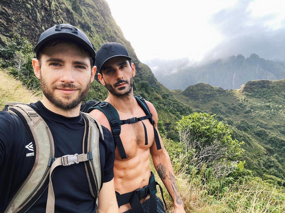 英同志男星 Julian Morris 夫夫熱戀不退燒：「他 X 的 20 年了！」-NICEOLO