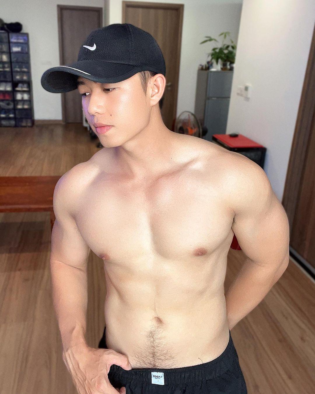 週六嚐鮮肉|好想做自己呀! 「不想裝直男」的白肌葛格:HIMA PHẠM-NICEOLO