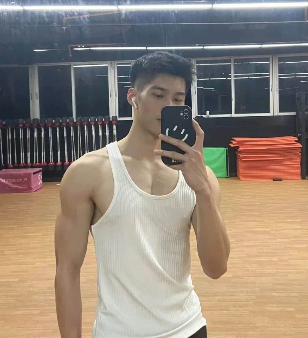 週一品肌肉｜肌肉男硕奶爸拍肌肉写真大片，这是什么新赛道吗？！-NICEOLO