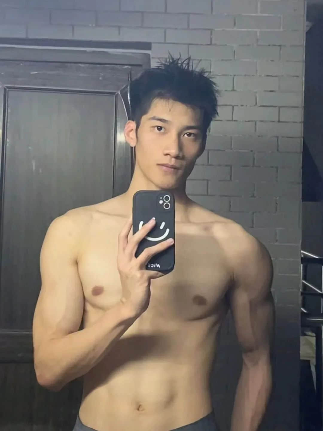 週一品肌肉｜肌肉男硕奶爸拍肌肉写真大片，这是什么新赛道吗？！-NICEOLO