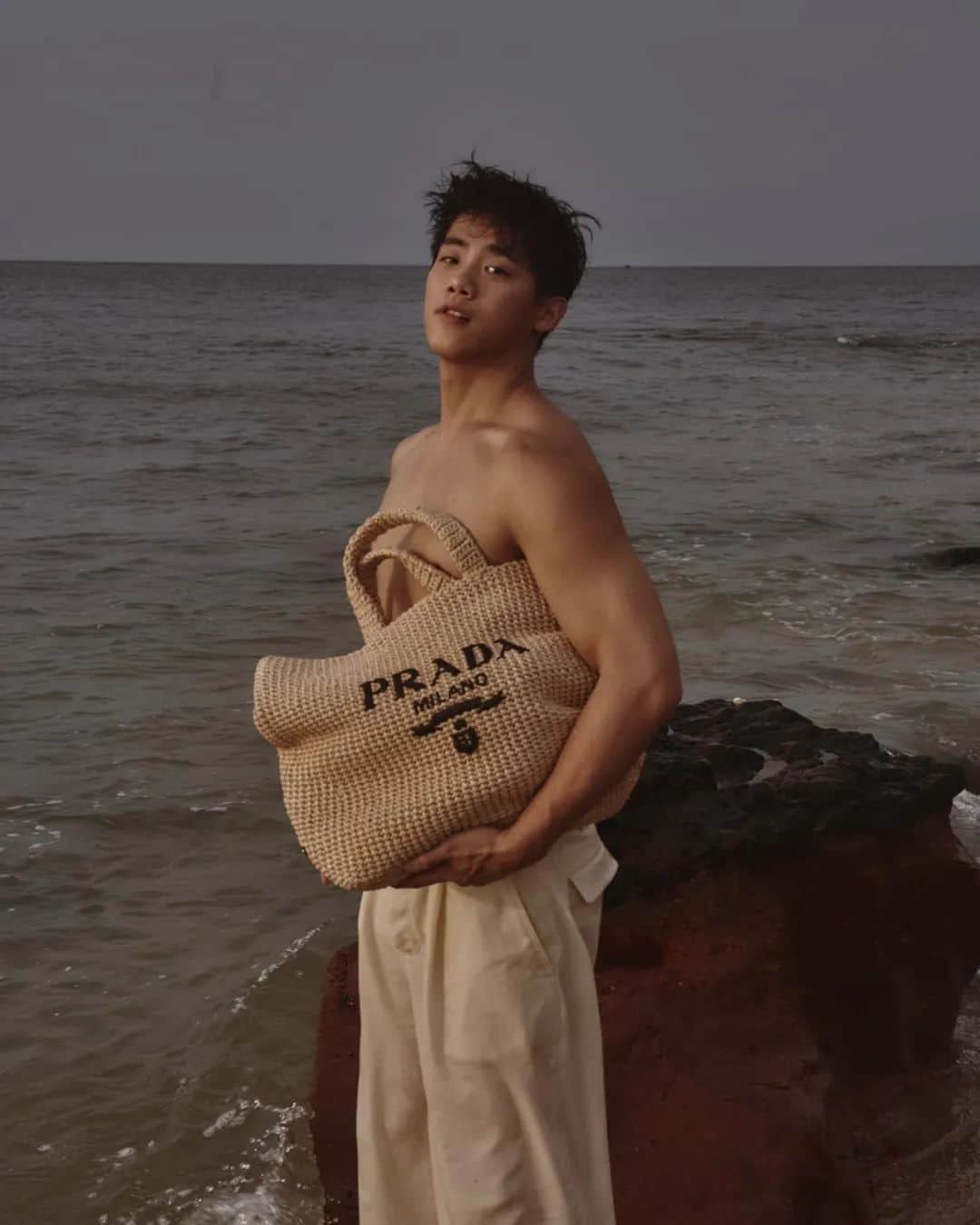 这个穿CK爱秀内裤边的男网红,真的好帅啊但歌好难听!-NICEOLO