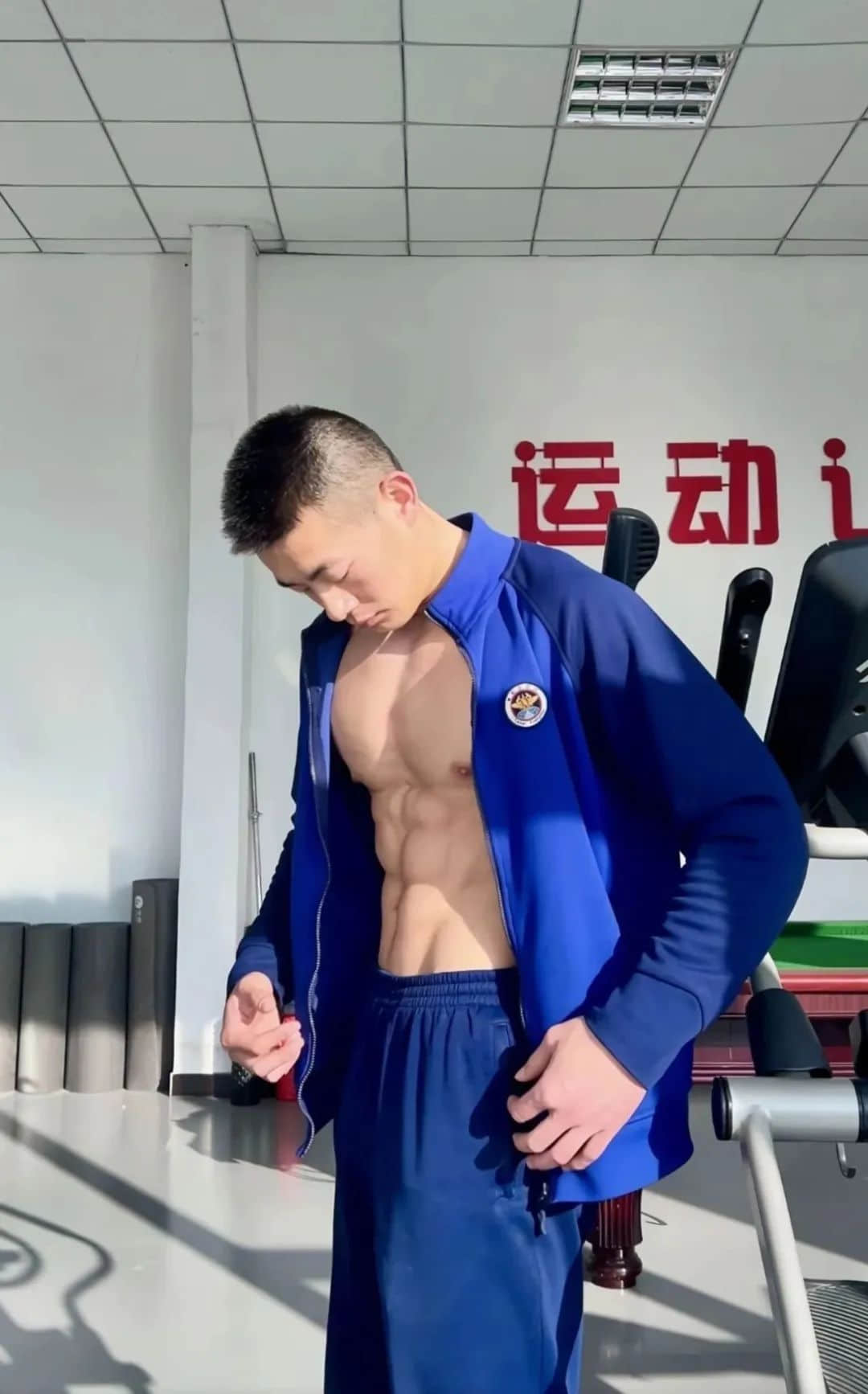 182CM寸头消防员小哥,脱衣大秀肌肉,老阿姨看完都不淡定了!-NICEOLO